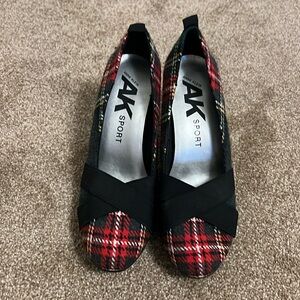Red and black plaid 2 in heel. Very comfortable, great for work or a night out.